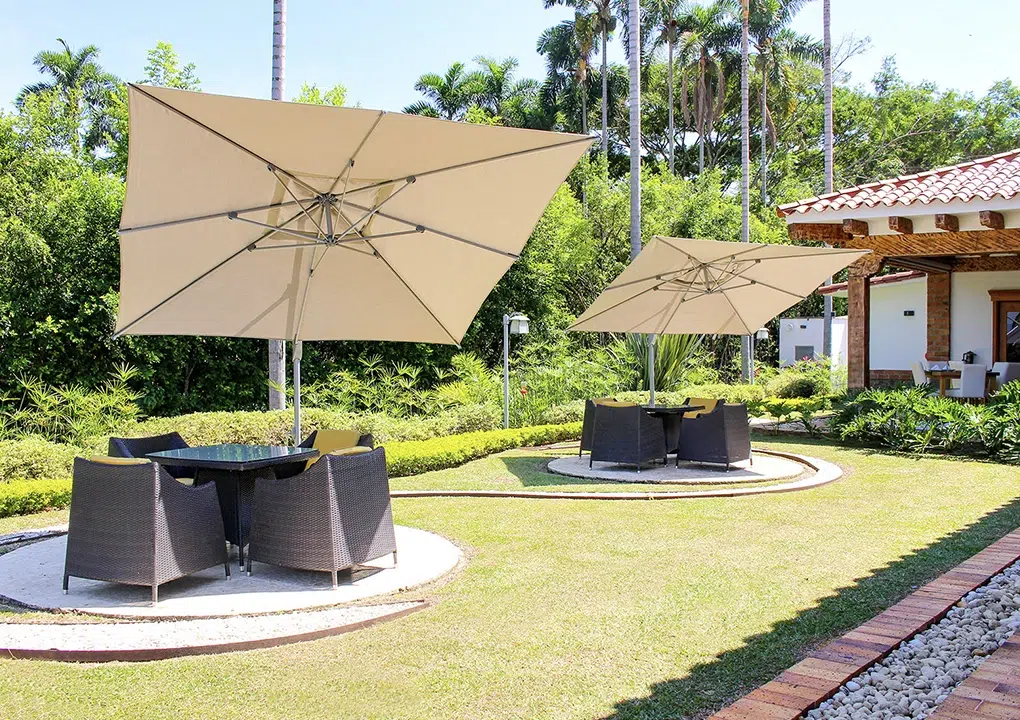 Sombrilla CADIZ cuadrada para exterior con función rotativa 360°, parasol de aluminio con base incluida