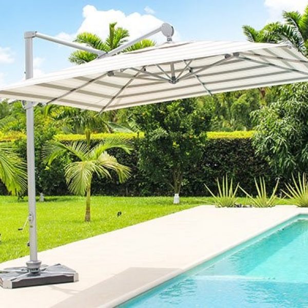 Detalle de sombrilla CADIZ en uso, parasol cuadrado para terraza y jardín