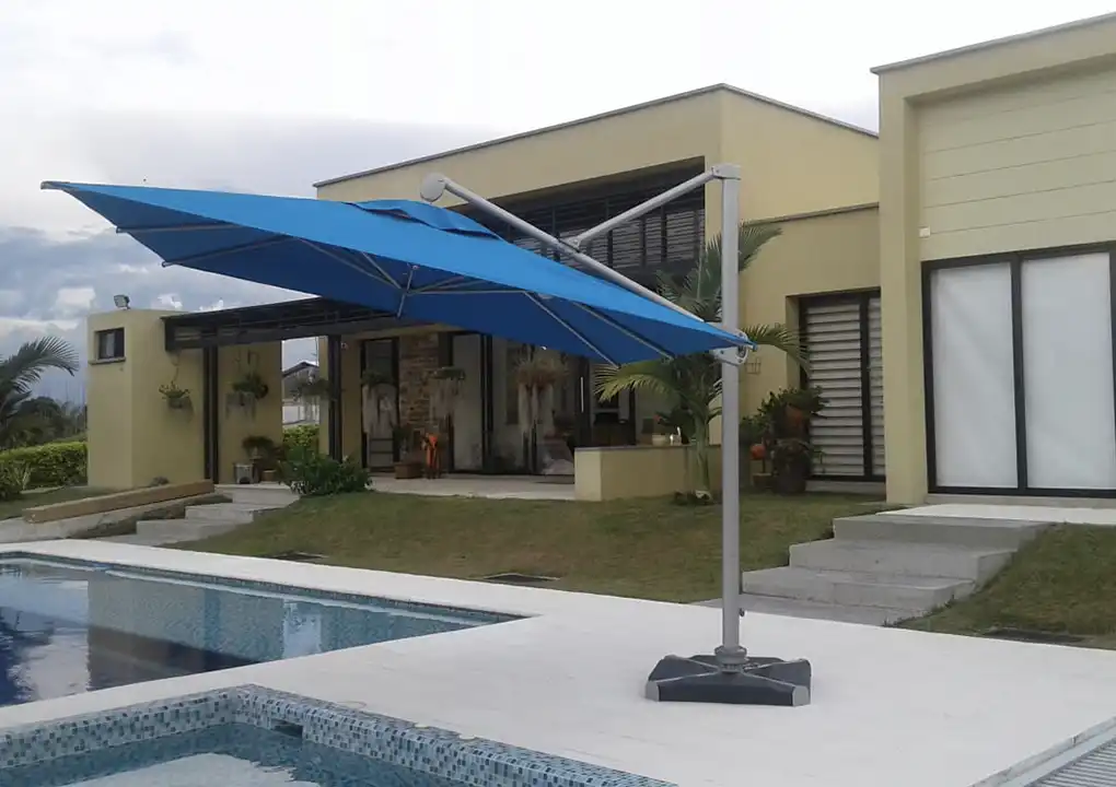 Vista de sombrilla CADIZ cuadrada, parasol rotativo para exterior con tela acrílica resistente