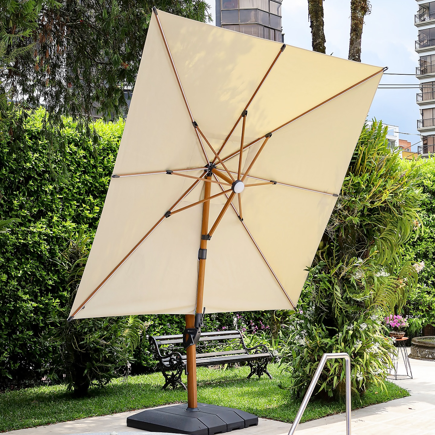 Vista de sombrilla KIOSK WOOD con panel solar, parasol rotativo acabado madera para jardín y piscina