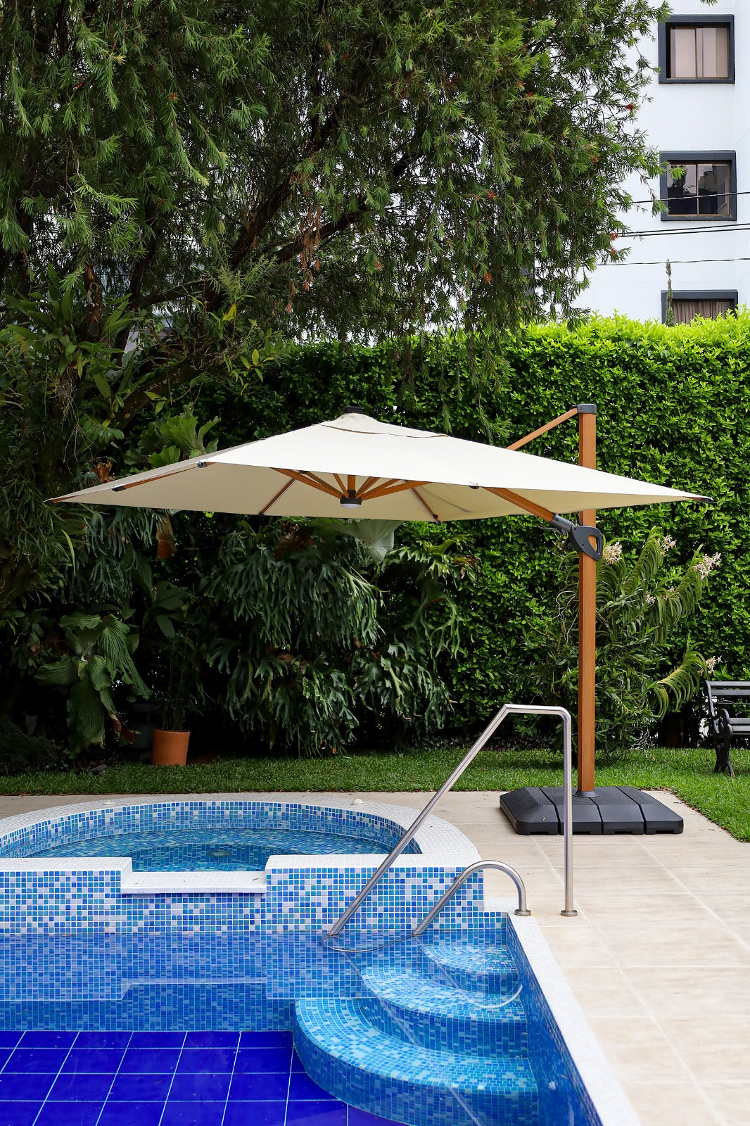 Detalle de sombrilla KIOSK WOOD en uso, parasol con iluminación LED solar para jardín y terraza