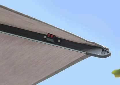 Sombrilla MAREA cuadrada con luces LED, parasol rotativo 360° con panel solar para terraza y piscina