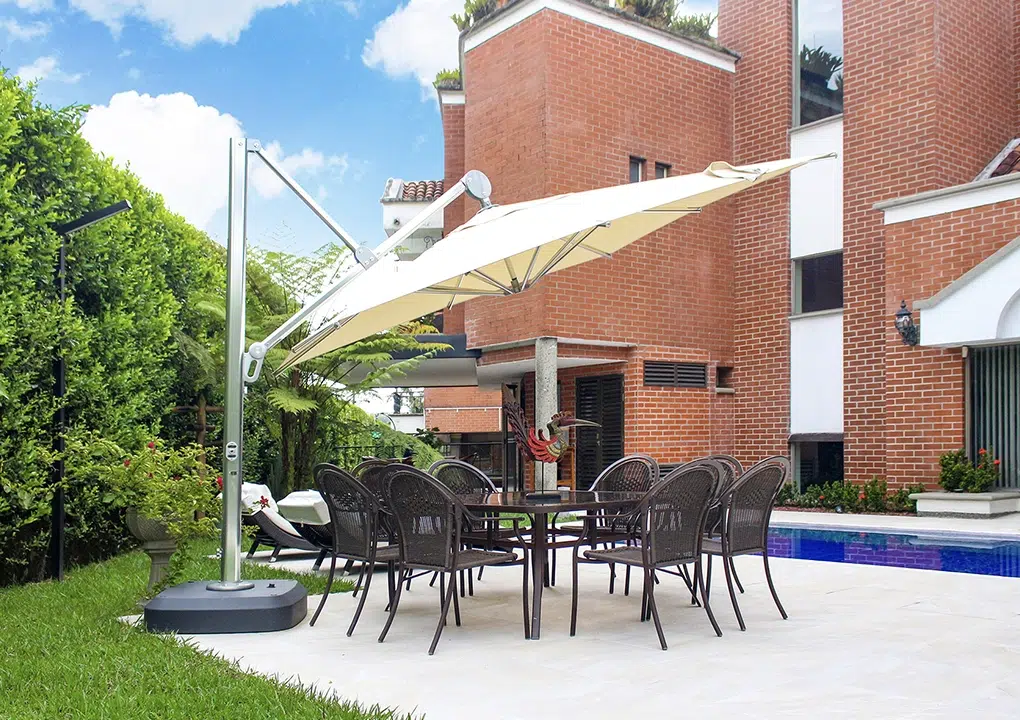 Detalle de sombrilla MENORCA cuadrada, parasol de aluminio color acero para exterior