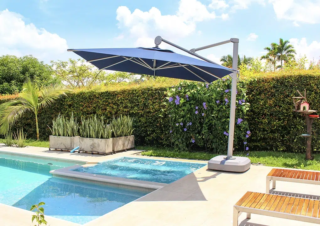 Sombrilla PALMA cuadrada con rotación 360°, parasol de aluminio color gris con base con ruedas para jardín