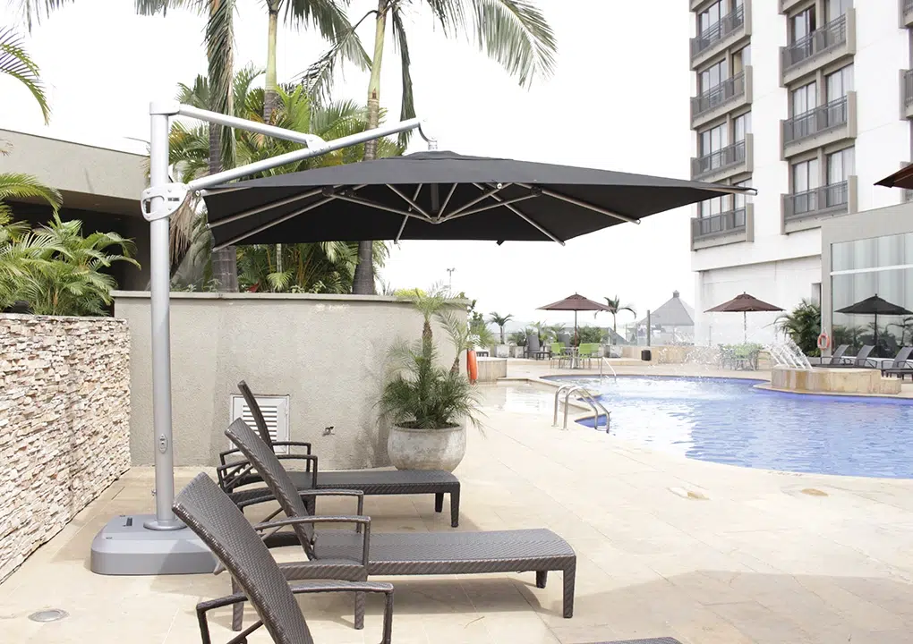 Detalle de sombrilla PALMA cuadrada, parasol rotativo 360° de aluminio para exterior