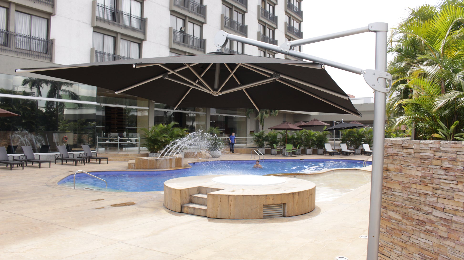 Vista de sombrilla PALMA en jardín, parasol cuadrado de aluminio con base móvil