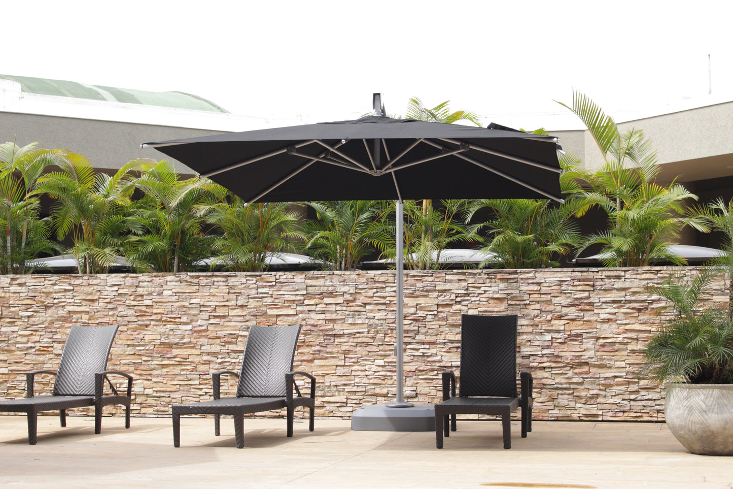 Detalle de sombrilla PALMA en uso, parasol cuadrado rotativo para jardín y terraza