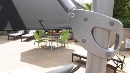 Vista de sombrilla PALMA cuadrada, parasol de aluminio color gris para exterior