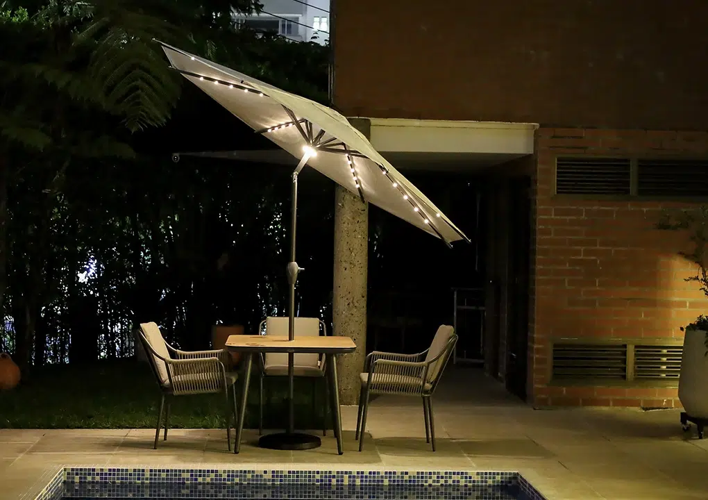 Detalle de sombrilla SICILIA redonda con panel solar, parasol inclinable con luces LED para jardín
