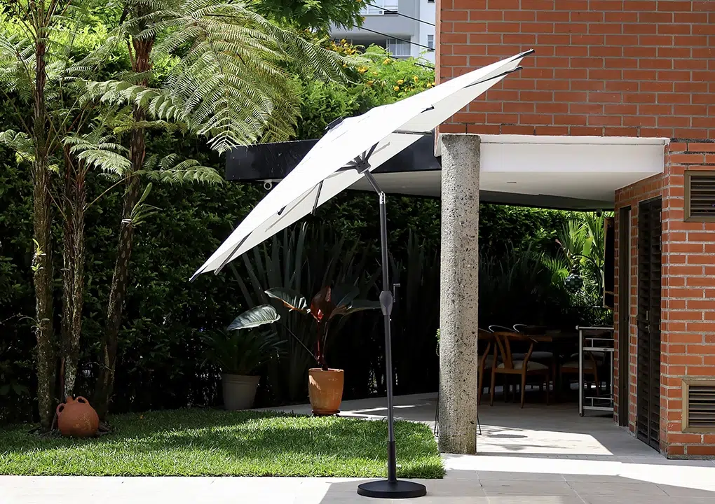 Vista de sombrilla SICILIA con iluminación LED, parasol redondo inclinable estructura antracita para terraza