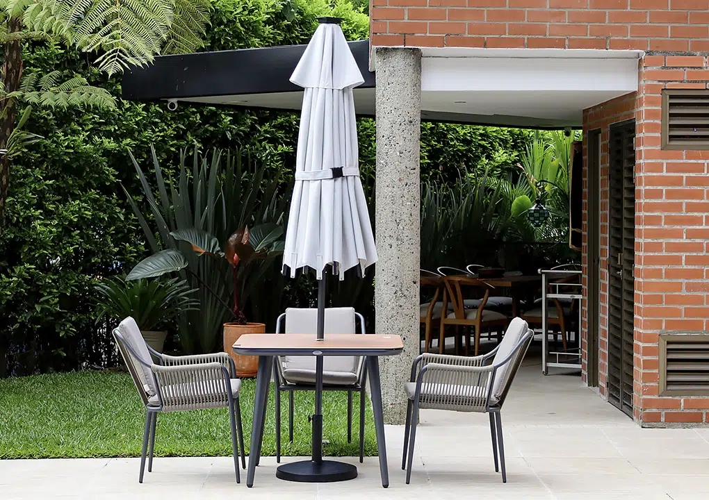 Sombrilla SICILIA redonda con función de inclinación, parasol con panel solar y luces LED para exterior