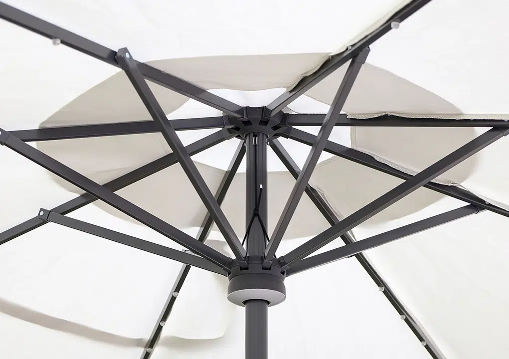 Detalle de sombrilla SICILIA con rotación 360°, parasol redondo con iluminación LED solar para jardín