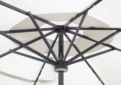 Detalle de sombrilla SICILIA con rotación 360°, parasol redondo con iluminación LED solar para jardín