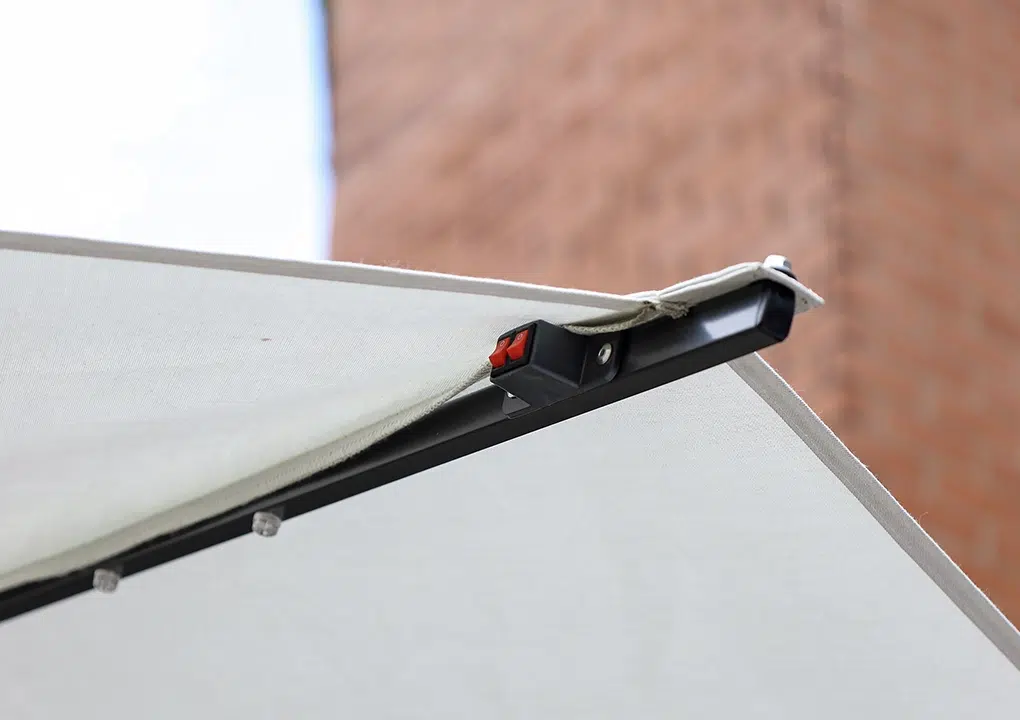 Vista nocturna de sombrilla SICILIA con luces LED encendidas, parasol con panel solar para terraza