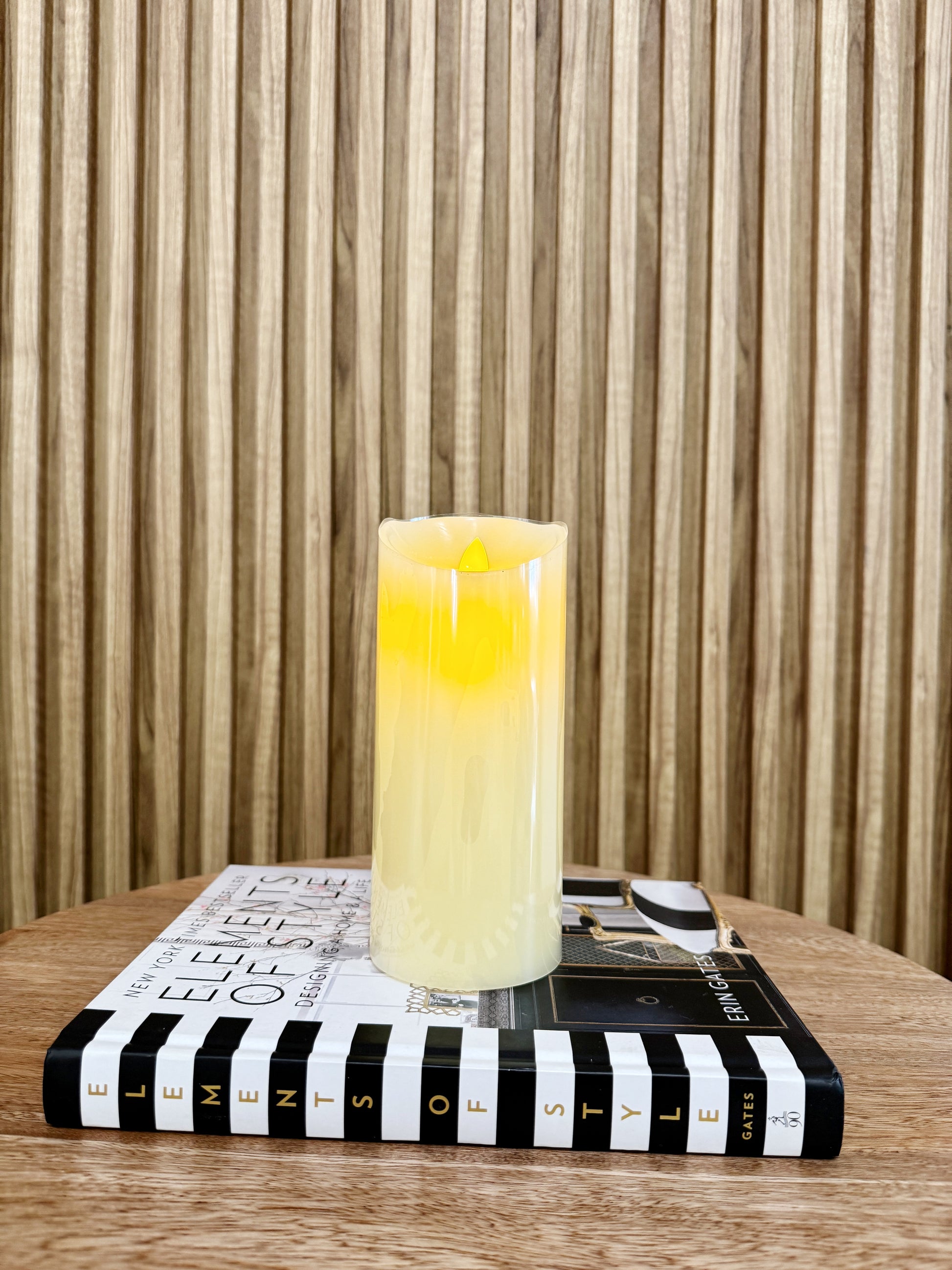 Vista de velas LED en parafina a pilas, velas decorativas sin llama para interiores