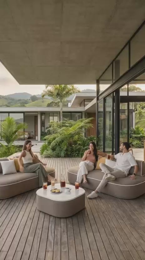 Sala PHI PHI en terraza cubierta con sofás y mesa funcional